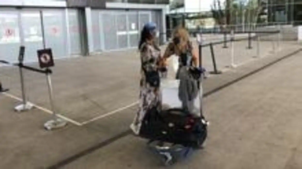 Dos amigas británicas se reencuentran en el aeropuerto de Málaga en plena pandemia