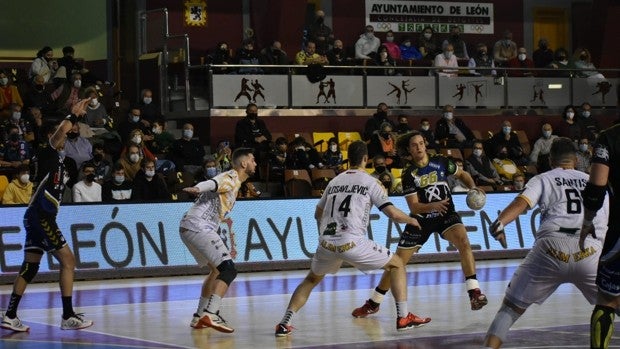 Balonmano | El Ángel Ximénez no puede ante un Ademar León que fue superior (28-25)