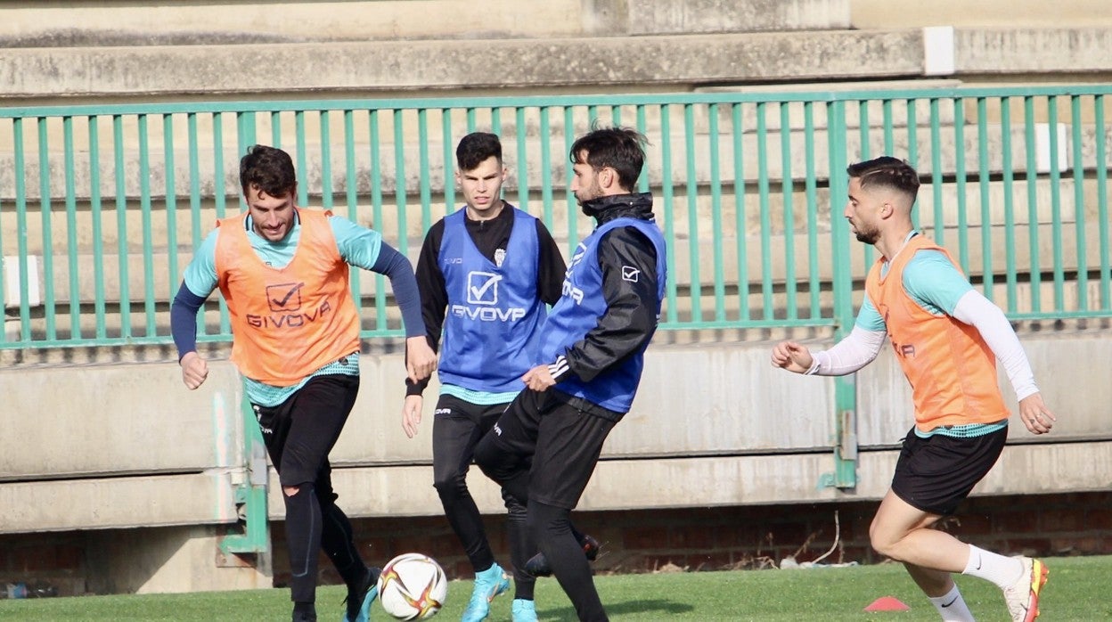 Los jugadores del Córdoba CF se ejercitan en la ciudad deportiva