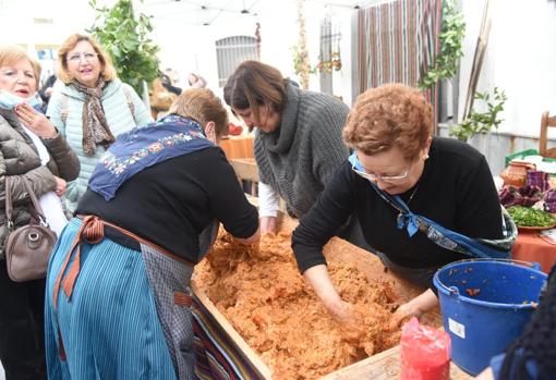 Un grupo de mujeres elabora productos a partir del cerdo