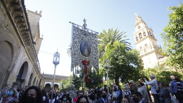 El simpecado del Rocío prefigura Pentecostés en la Catedral de Córdoba