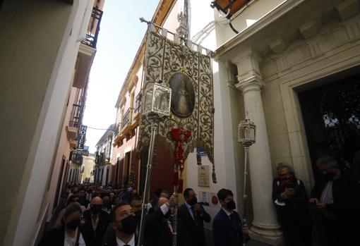 El simpecado de la hermandad del Rocío de Córdoba, en su regreso a San Pablo