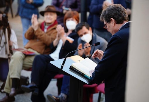 Luis García Montero en el acto de este lunes en la biblioteca Almudena Grandes de Granada