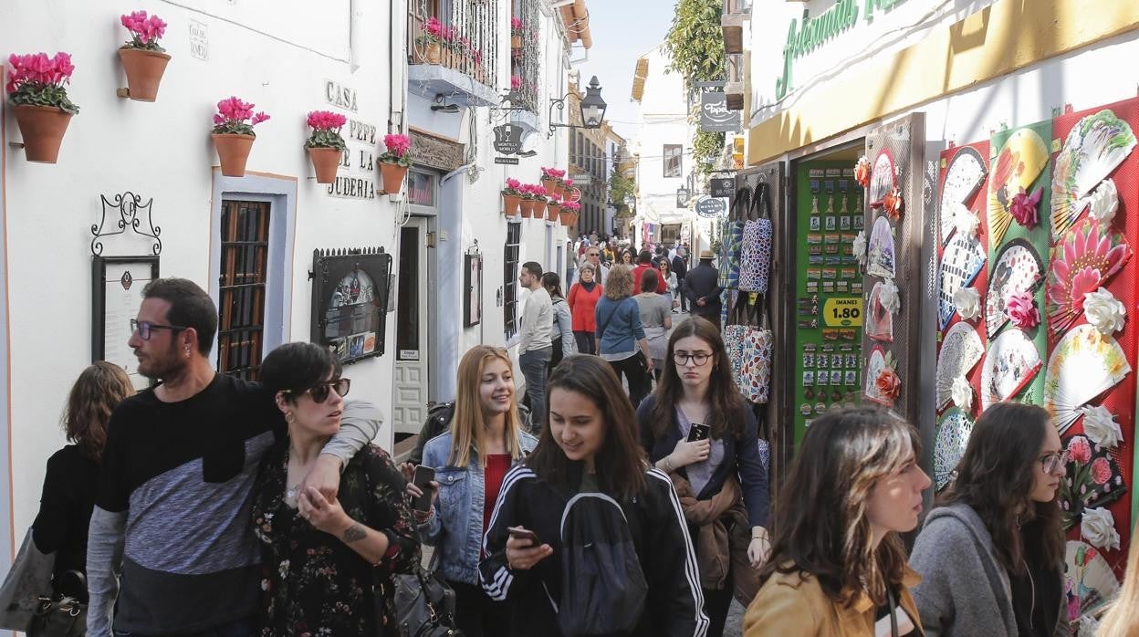 Turistas en Córdoba un día de Andalucía