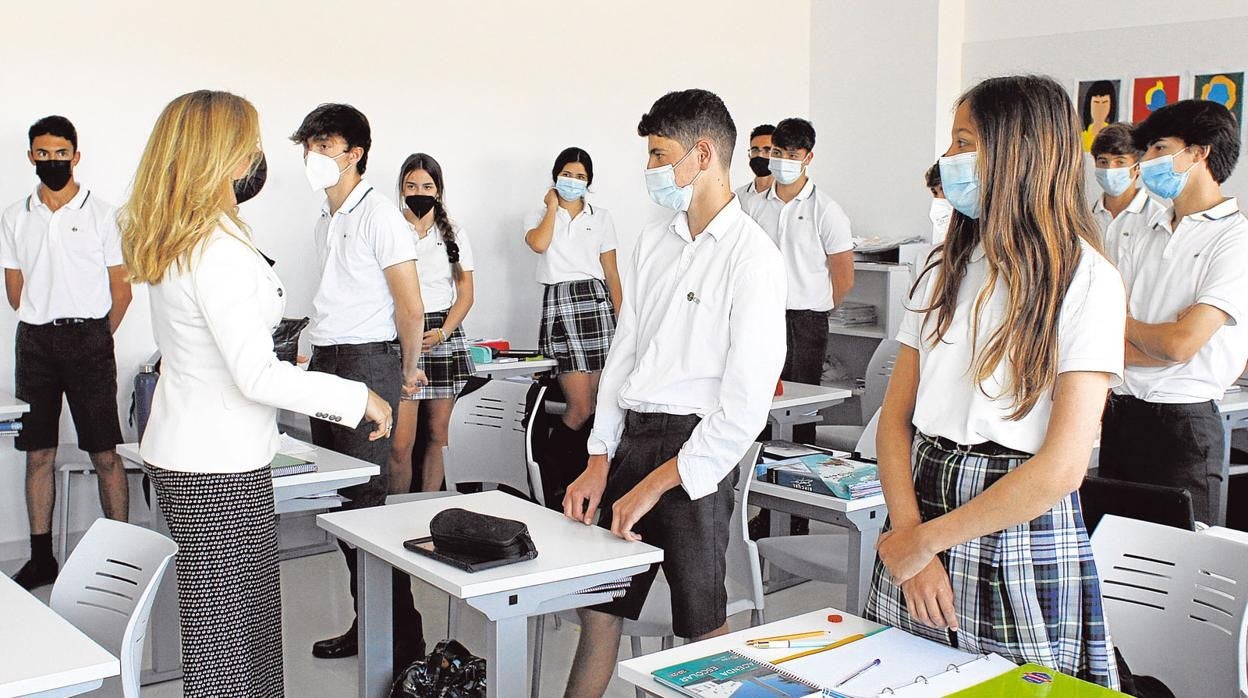 Alumnos en clase con mascarilla