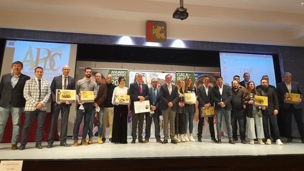 Alfonso Cabello recibe el premio a mejor deportista de Córdoba 2021 en la Gala de los Periodistas Deportivos