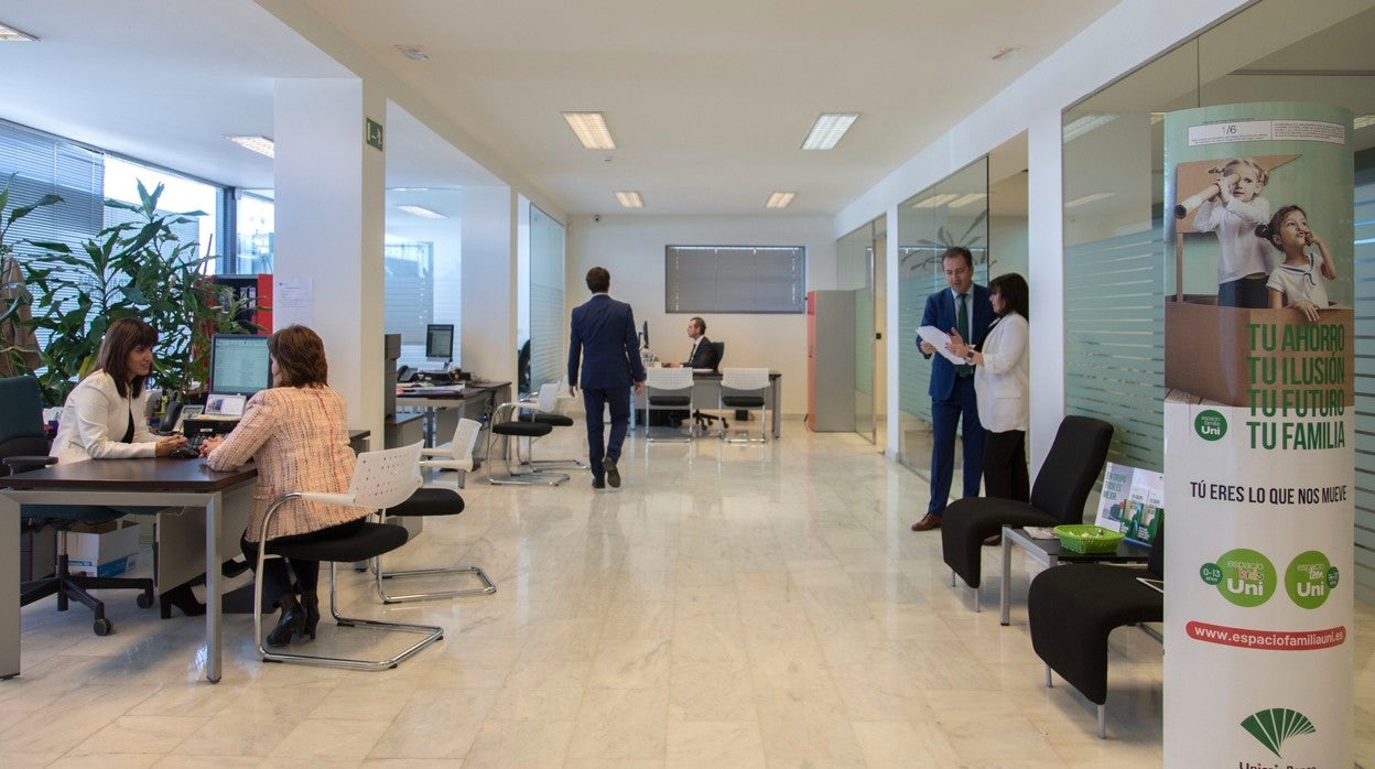 Imagen del interior de una oficina de la entidad financiera Unicaja