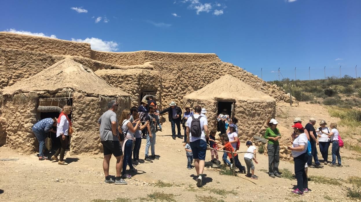 Un grupo de turistas durante una visita al poblado de Los Millares en Almería.