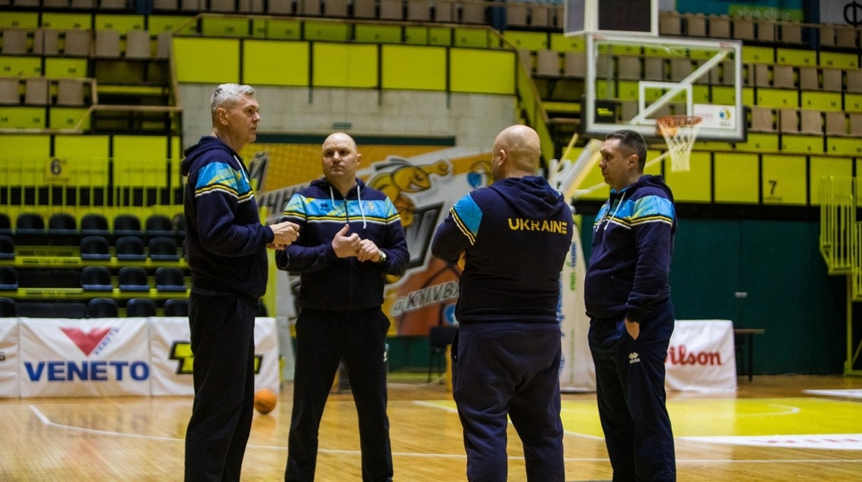 El cuerpo técnico de la selección ucraniana de baloncesto