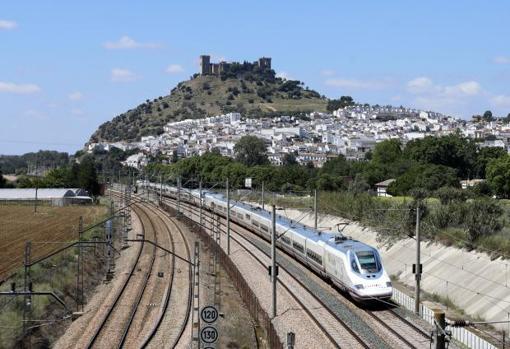 Un tren de alta velocidad a su paso por Almodóvar