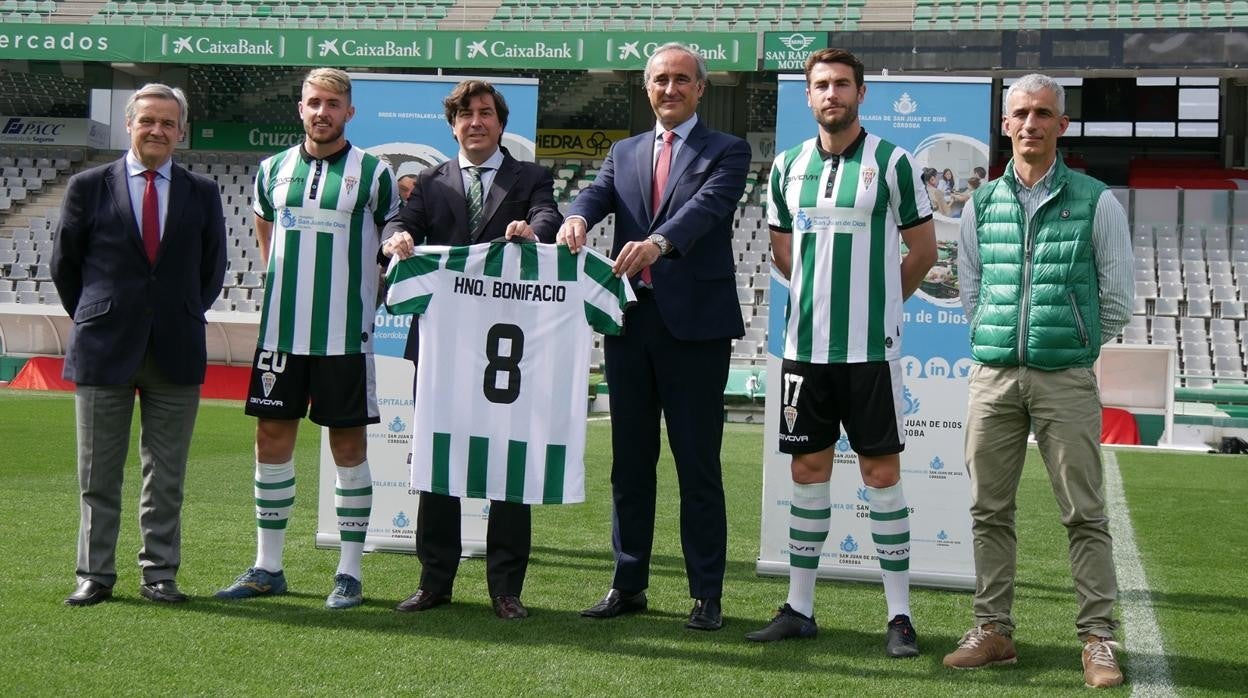 Miembros del Córdoba CF y del Hospital San Juan de Dios, en El Arcángel