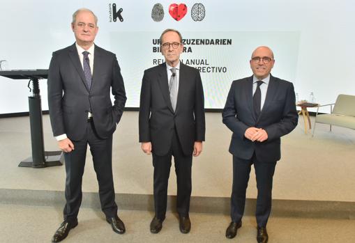 El presidente del Grupo KutxabanK, Gregorio Villalabeitia, junto al presidente de Cajasur, Javier García Lurueña, y el consejero delegado de Cajasur, Joseba Barrena,