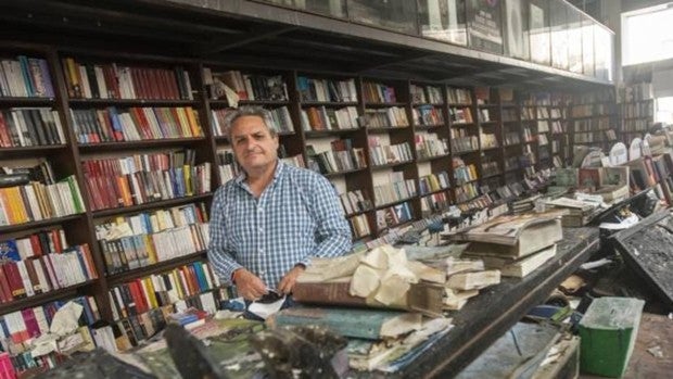 La librería Proteo, que renace de sus cenizas tras el incendio de 2021, entre las banderas de la Junta en Málaga