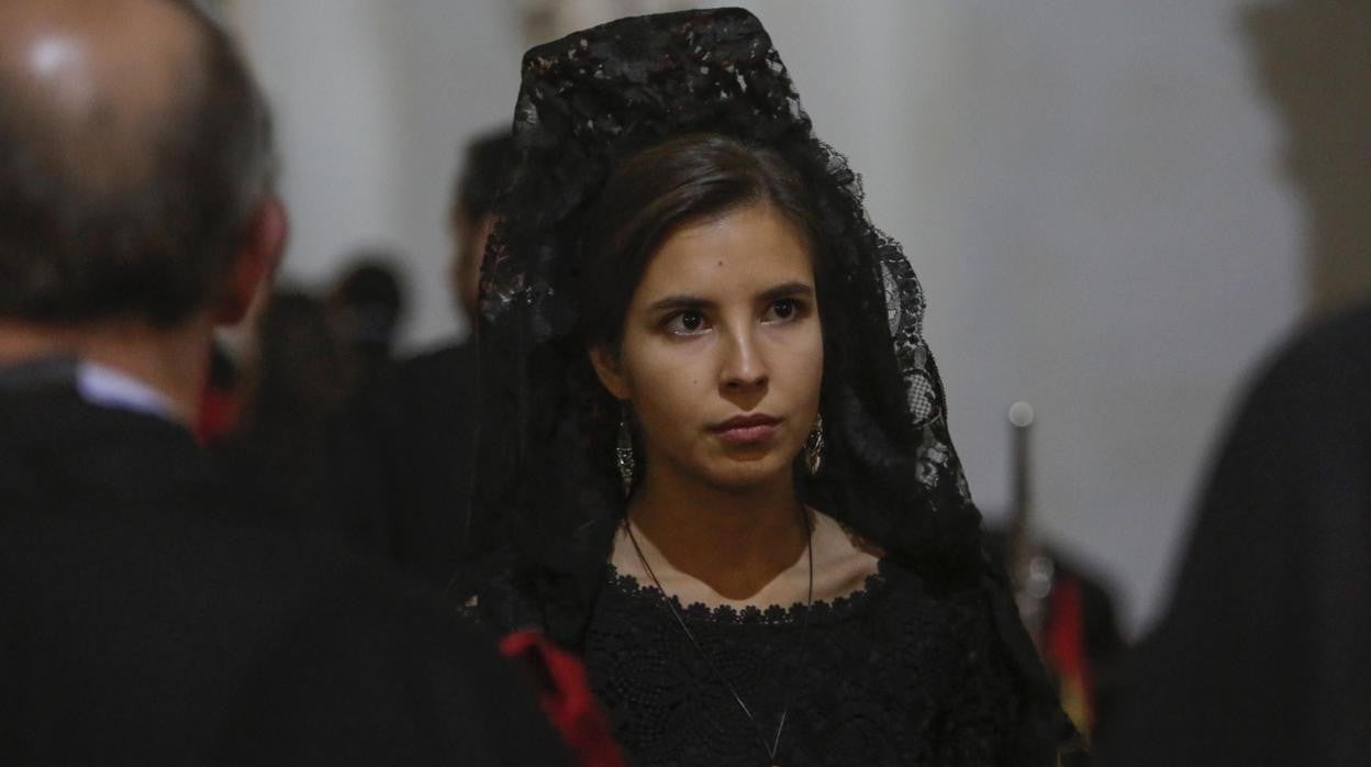 Una joven de mantilla, en la iglesia de San Francisco en 2019