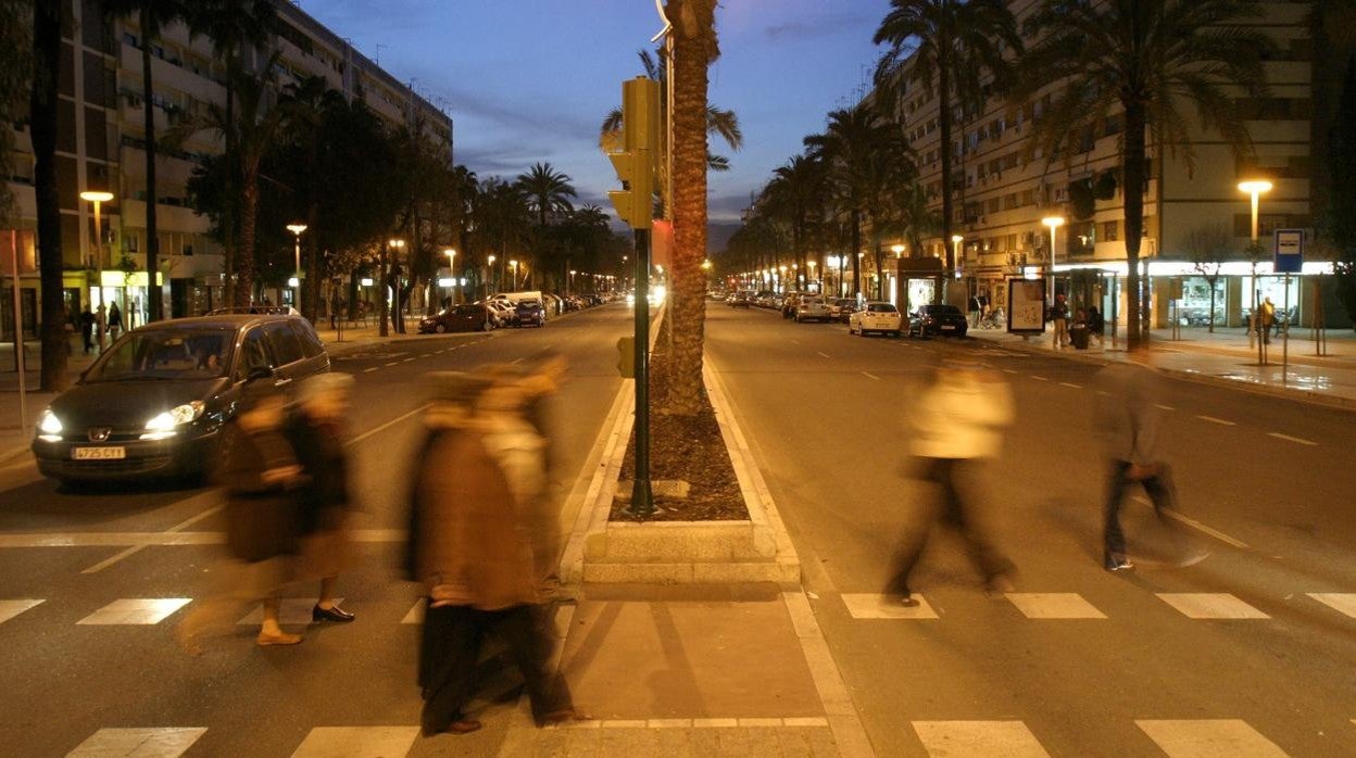 Peatones en la avenida de Granada