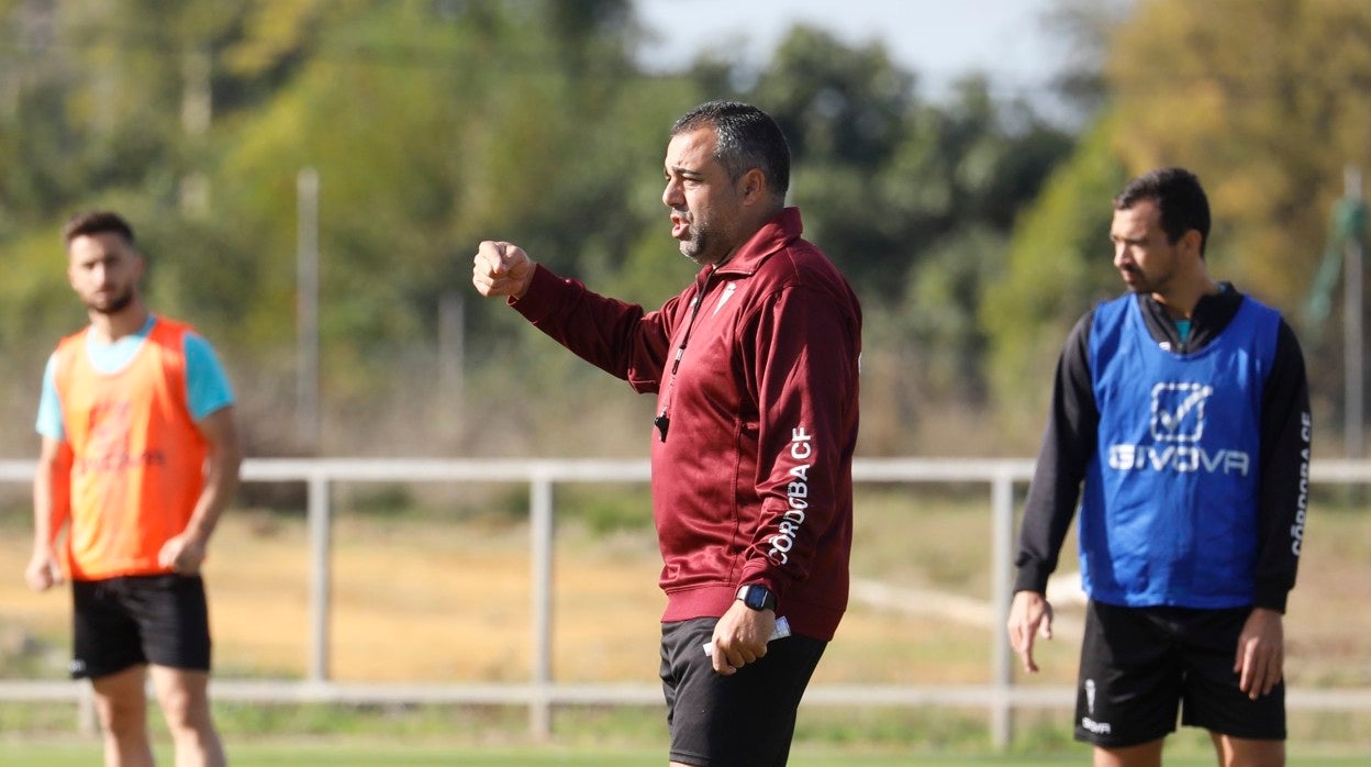 Germán Crespo da instrucciones a los suyos en la ciudad deportiva