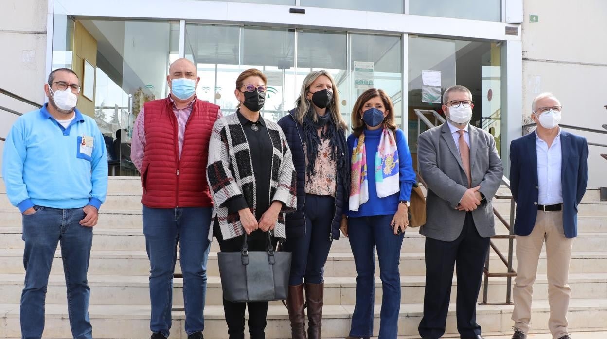 Botella, a la derecha de la imagen con otros cargos sanitarios, ayer