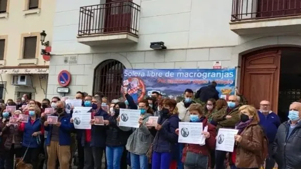 Una población de Jaén se moviliza contra una macrogranja de cerdos
