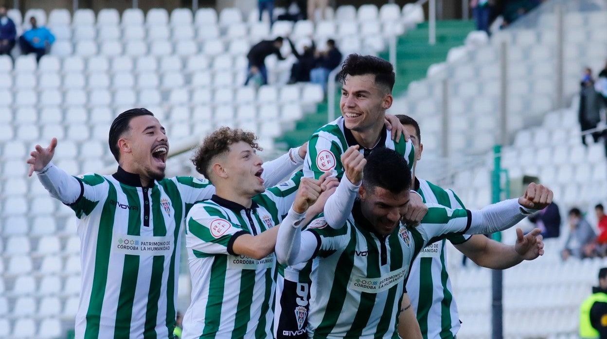 Los jugadores del Córdoba CF celebran un gol en El Arcángel