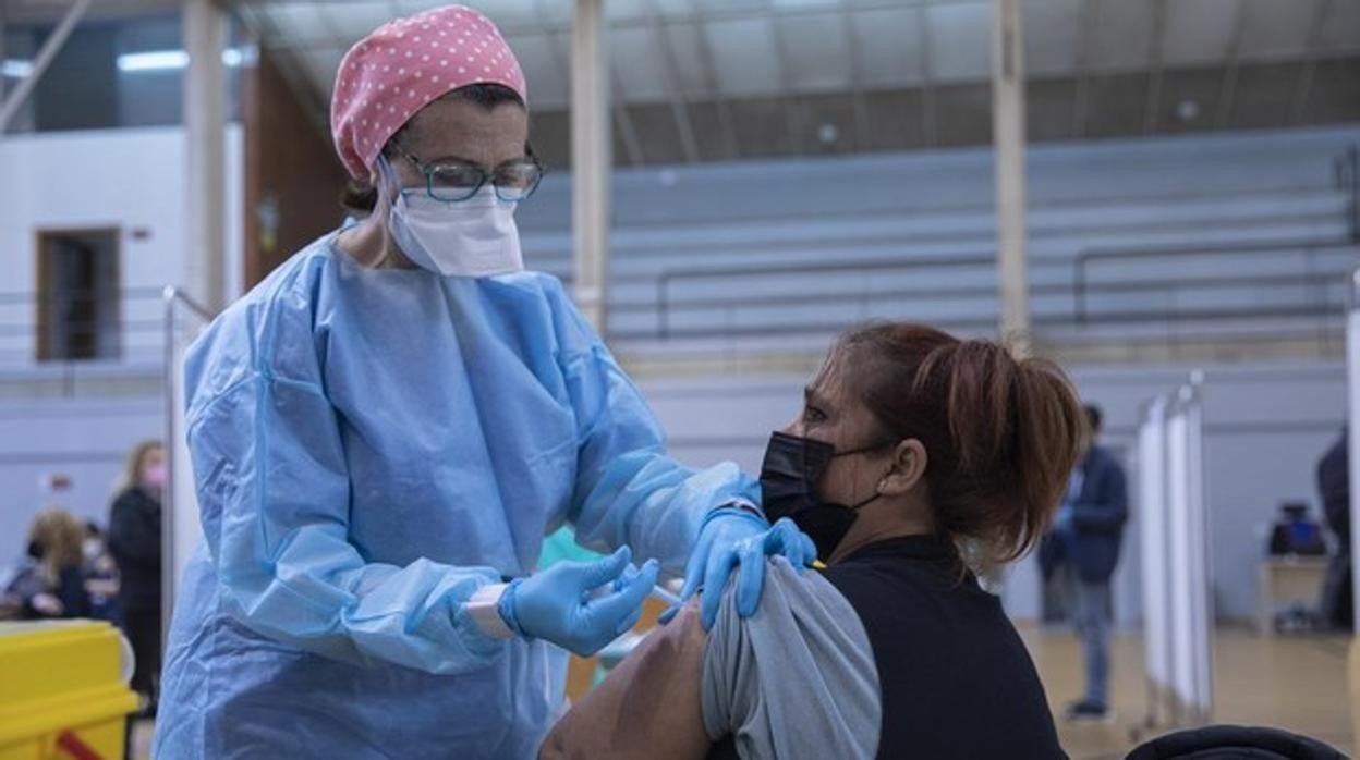 Una mujer recibe la vacuna contra el Covid