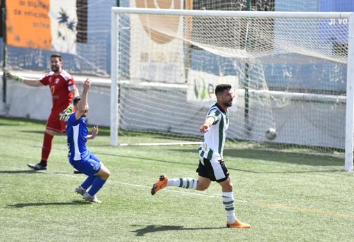 Willy levanta los brazos tras anotar el 0-2 del Córdoba CF