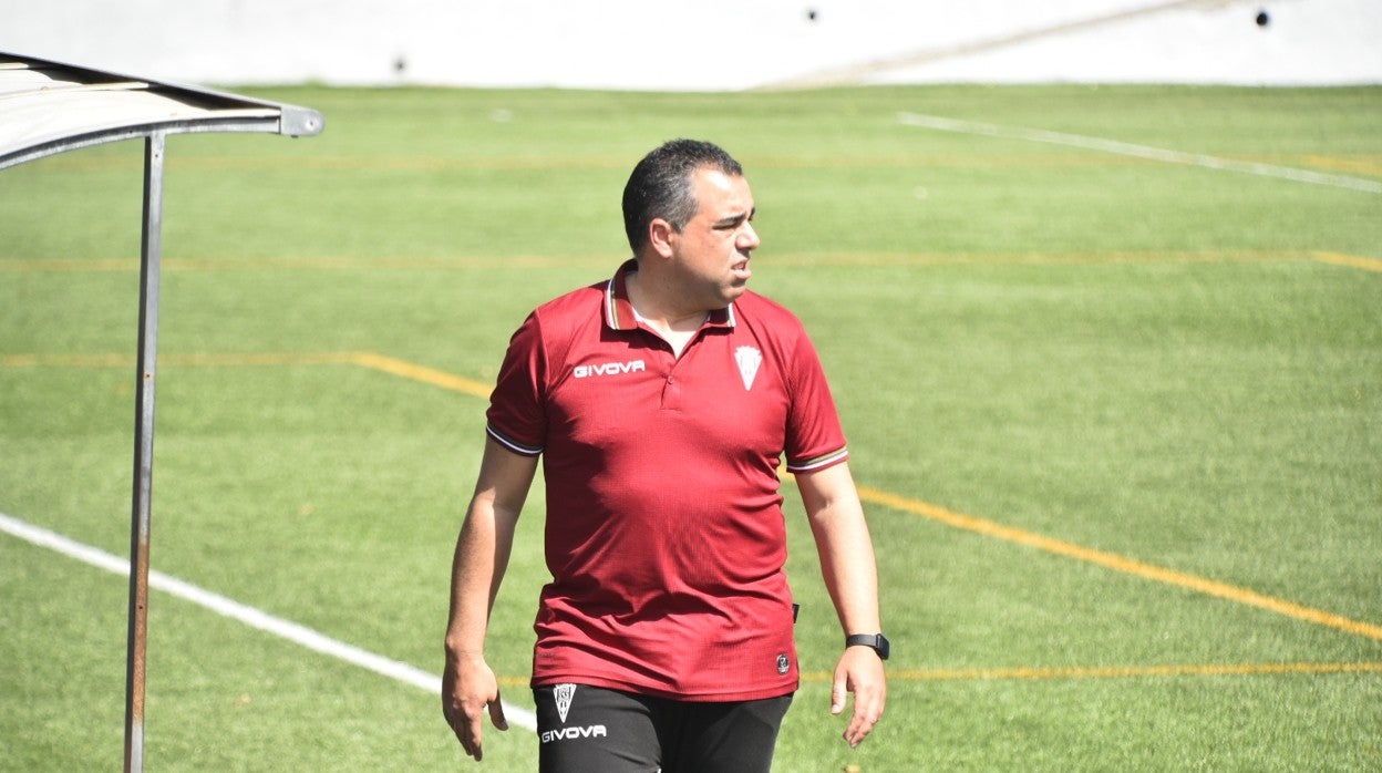 Germán Crespo observa a sus jugadores ante el San Fernando