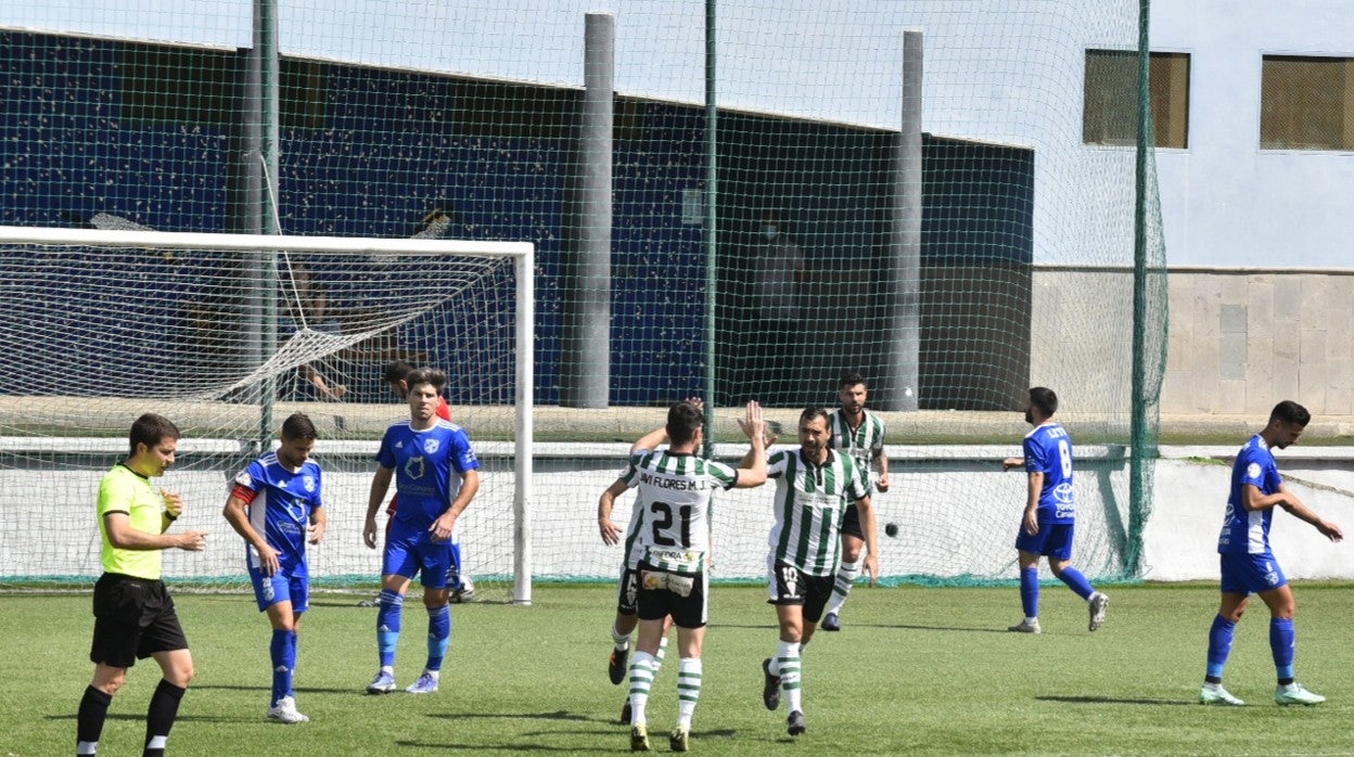 Javi Flores celebra junto a Miguel de las Cuevas el primer gol del partido