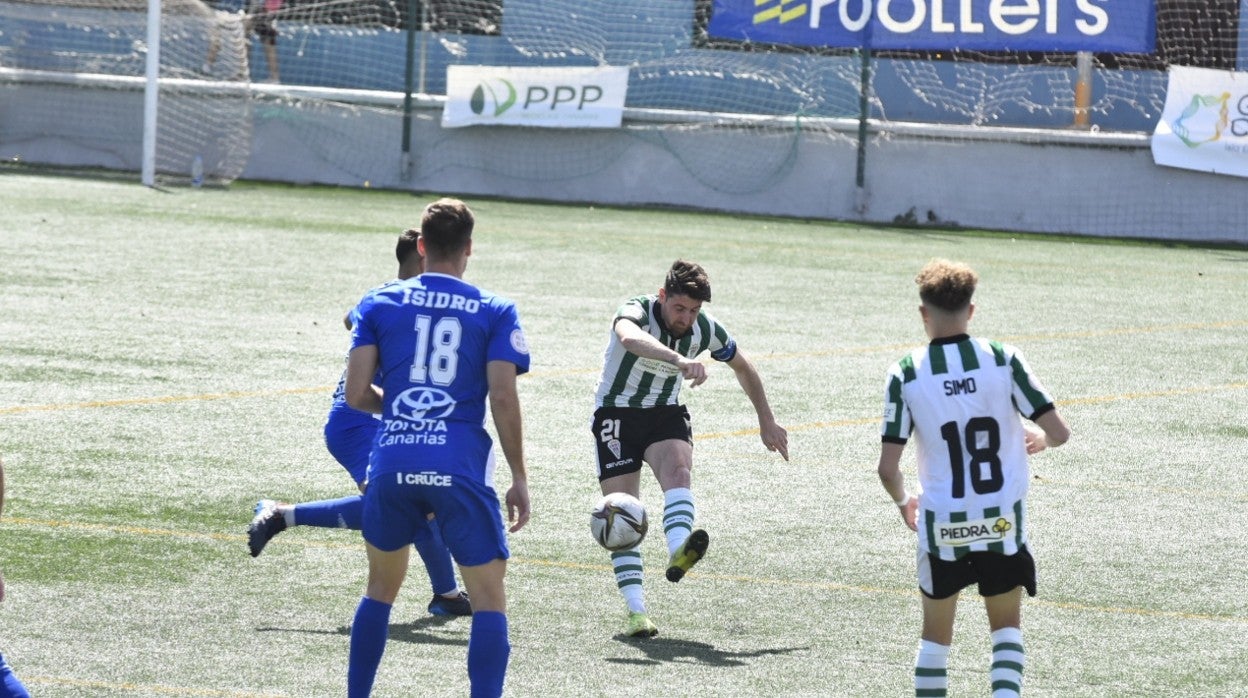 Javi Flores golpea el balón en una jugada ante el San Fernando