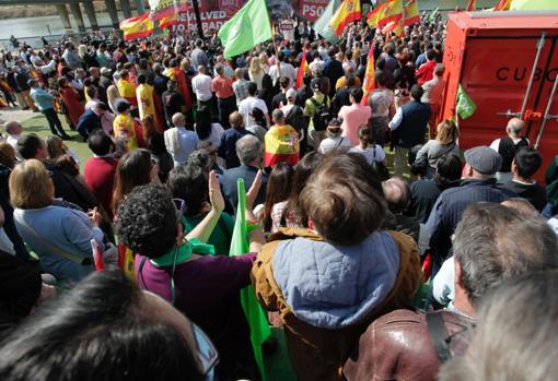 Asistentes al mitin de Vox en Sevilla, que se ha celebrado en el Muelle de Nueva York