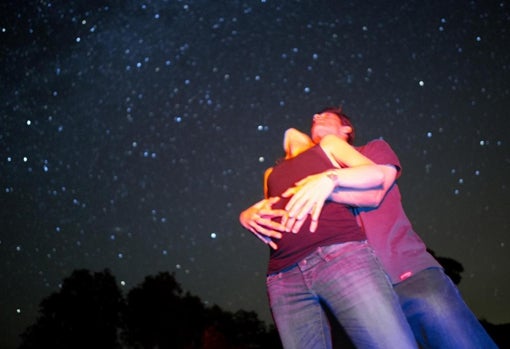 Una pareja contempla el cielo de Jaén