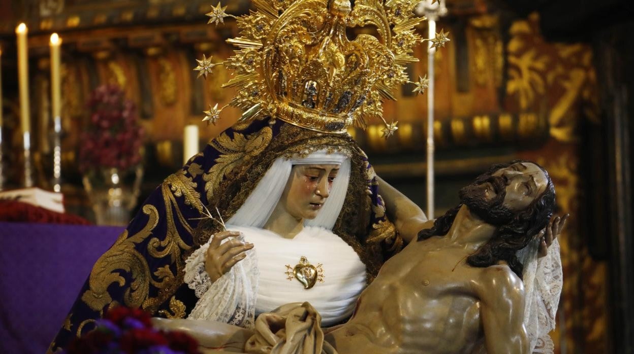 Nuestra Señora de las Angustias, con la corona cincelada por Rafael Peidró