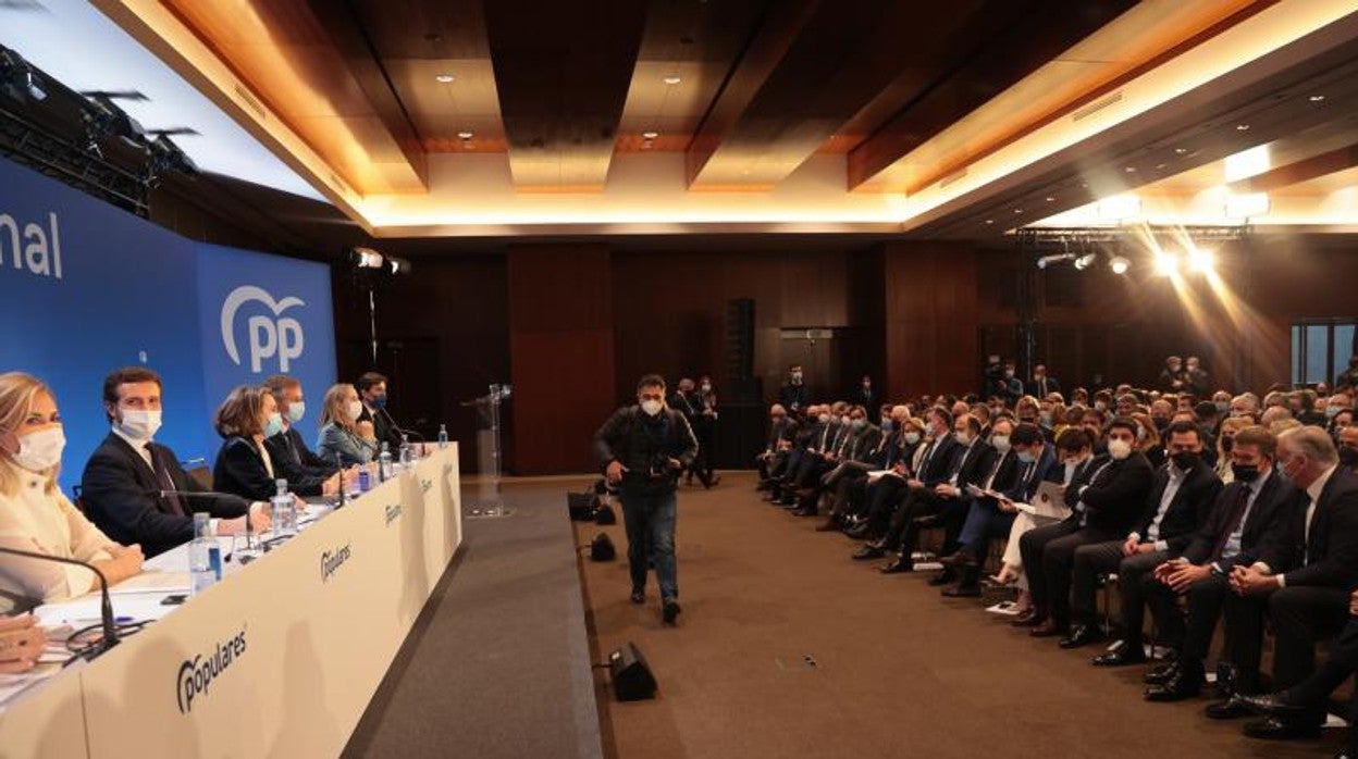 Imagen de la Junta Directiva Nacional que se ha celebrado este martes con Juanma Moreno sentado junto a Núñez Feijóo en la primera fila