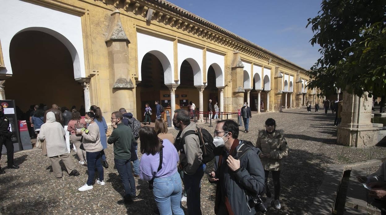 Colas para acceder a la Mezquita de Córdoba el pasado puente de Andalucía