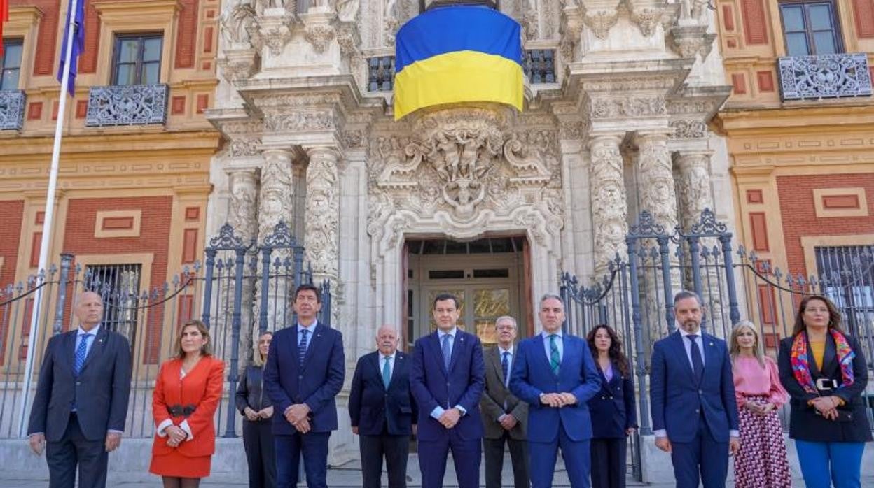 El Consejo de Gobierno a las puertas de San Telmo bajo la bandera de Ucrania