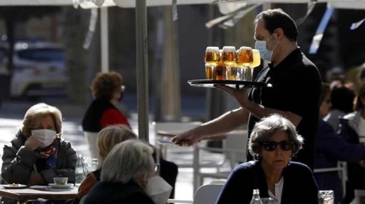 Un camarero atiende una terraza en el Centro de Córdoba