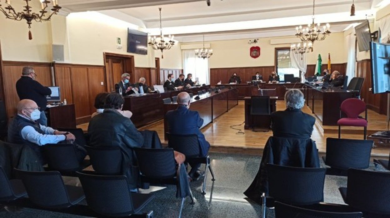 Los cinco acusados en el juicio de Cedes durante la primera sesión en la Audiencia de Sevilla