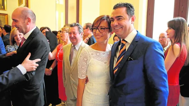 La Junta de Andalucía pagó 123.000 euros al marido de la directora de la Guardia Civil en año y medio