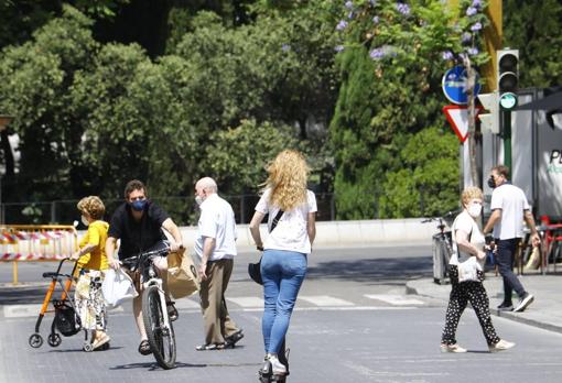 Una bicicleta y un patinete compartiendo espacio con peatones en una calle de Córdoba el verano pasado