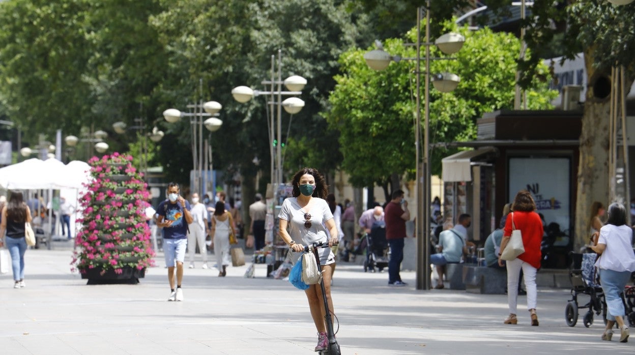 Patinete eléctrico por el bulevar del Gran Capitán en Córdoba