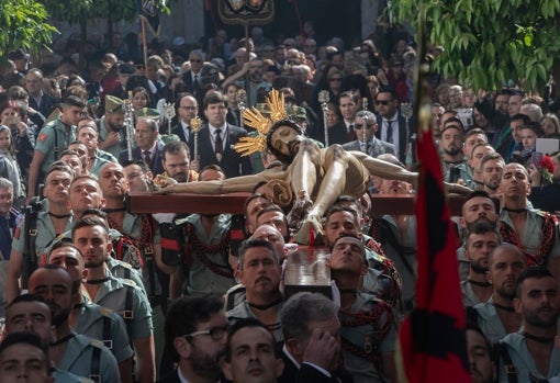 El Señor de la Caridad, a hombros de los legionarios en el vía crucis del Viernes Santo