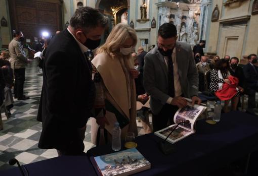 El Consejo de Hermandades presenta el libro &#039;Cádiz, una Pasión junto al mar&#039;