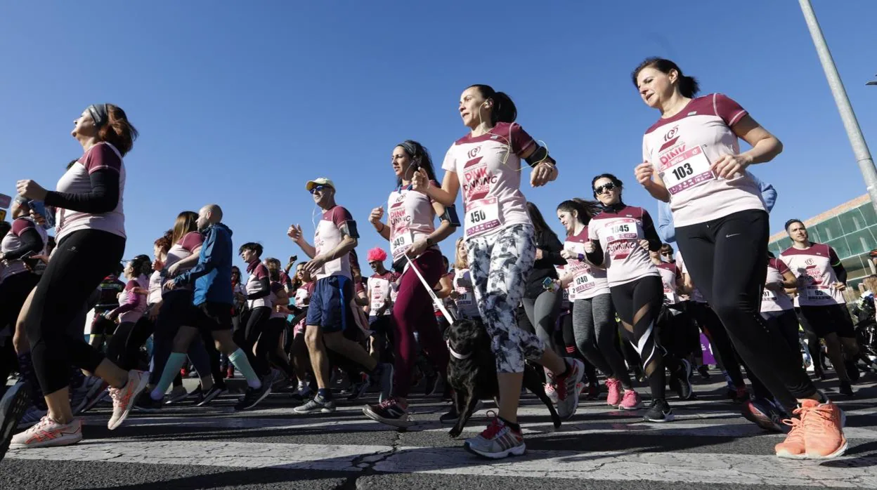 La 'Pink Running' a su paso en la edición de 2020 por las calles de Córdoba