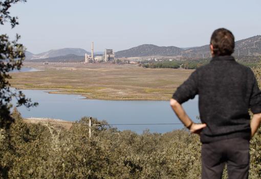 El embalse, en primer plano