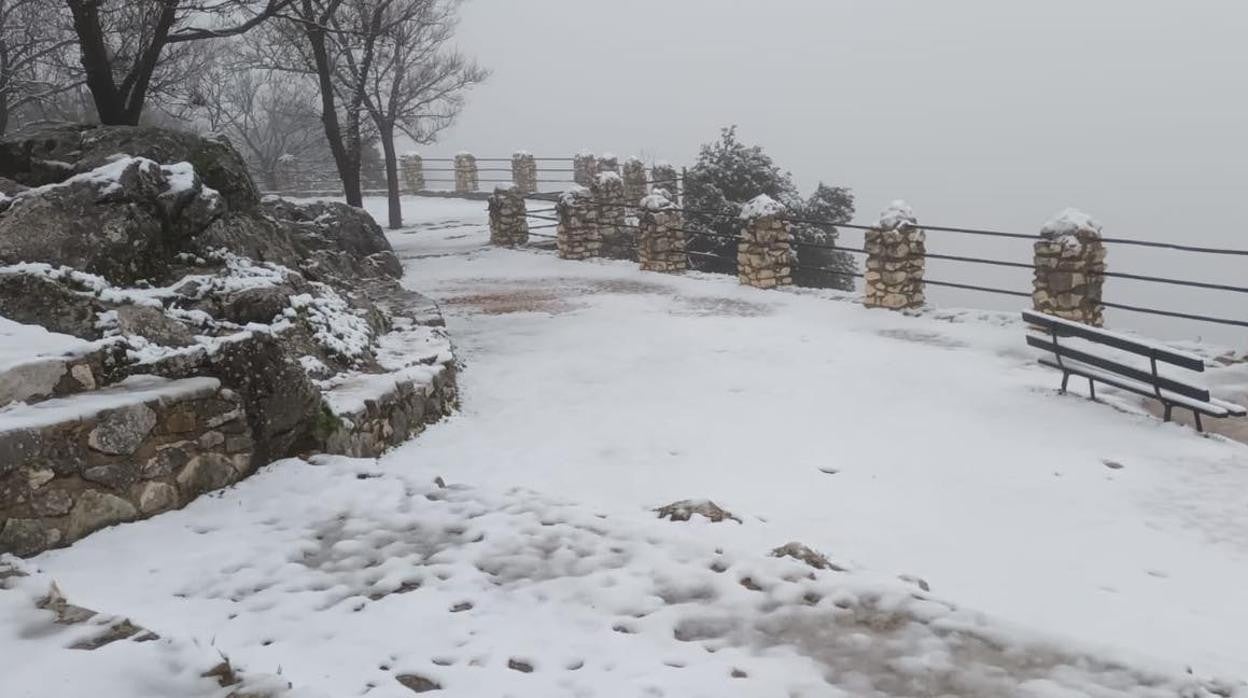 Aspecto de la Sierra de Cabra tras la nieve caída en la madrugada del jueves al viernes