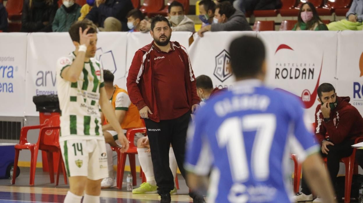 El entrenador del Córdoba Patrimonio, Josan González, en Vista Alegre