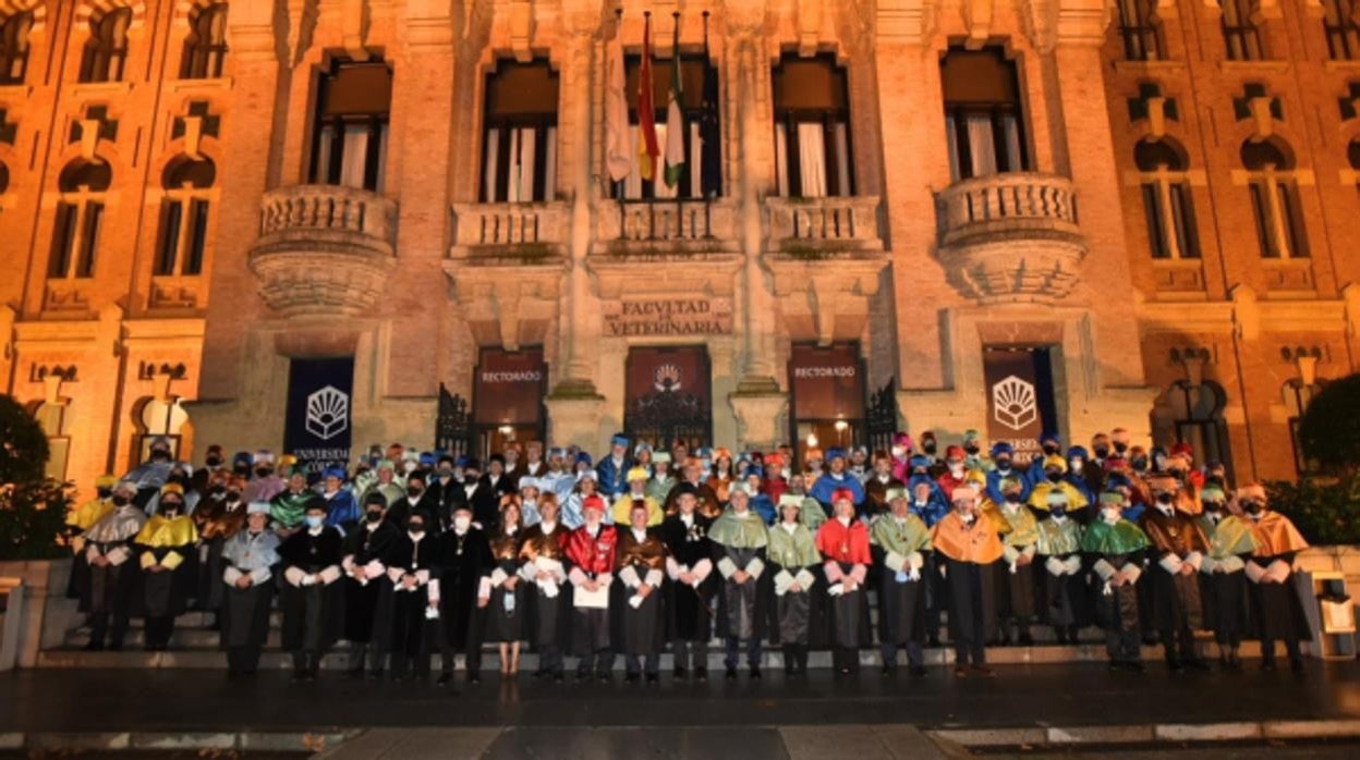 Imagen del acto, este jueves en el Rectorado, de los nuevos doctores y nuevos doctores honoris causa de la UCO