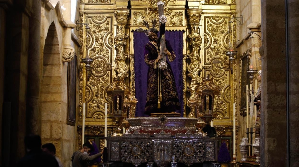 El Señor del Calvario, dispuesto en la parihuela para el Vía Crucis