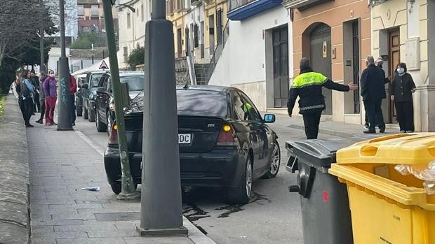 Accidente en el centro de Priego de Córdoba tras el robo de un coche y fuga a pie de sus ocupantes