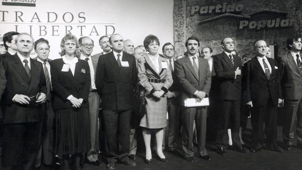 Lo que no se contó del X Congreso del PP en Sevilla: De las pistolas al cajón para elevar a Aznar