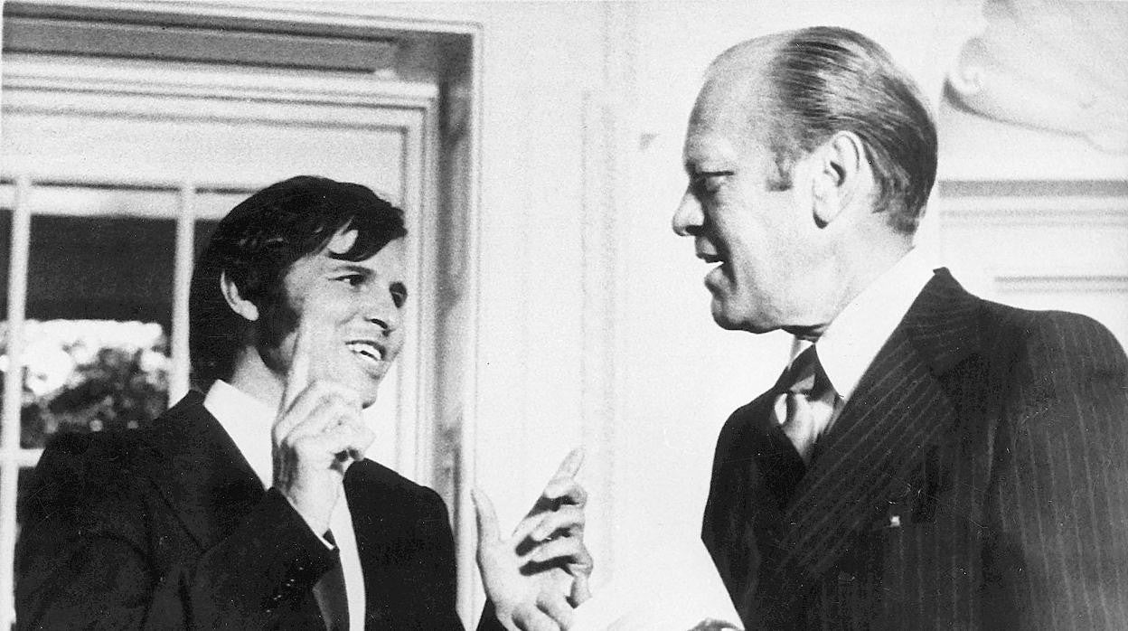 El Cordobés entrega una foto suya al presidente de Estados Unidos Gerald Ford en 1975 en la Casa Blanca